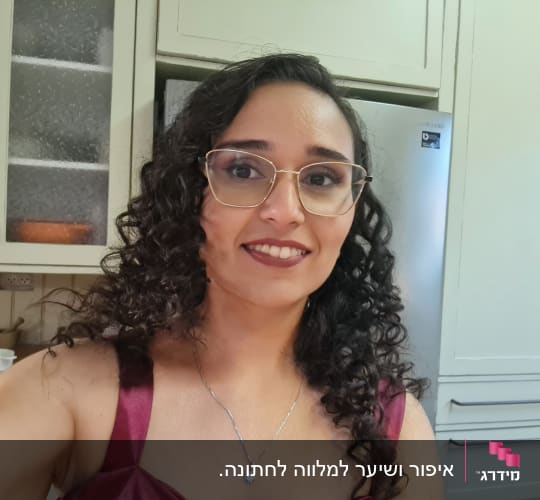אישה עם שיער מתולתל ואיפור עיניים עדין